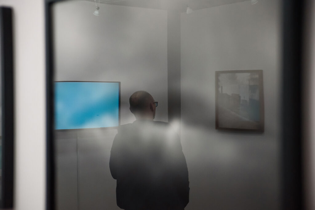 Un instantaneu de atmosferă de la expoziția Q (curios, criptic, cataleptic) organizat de către Galeria Vault One & Korunk din Cluj-Napoca, în parteneriat cu revista Nophto organizează expoziția intitulată Q (curios, criptic, cataleptic) cu lucrări ale artiștilor Mira Marincaș și Havadi-Nagy-David István, curator Teff Hășmășan. Expoziția a cuprins fotografie analogică și video art.