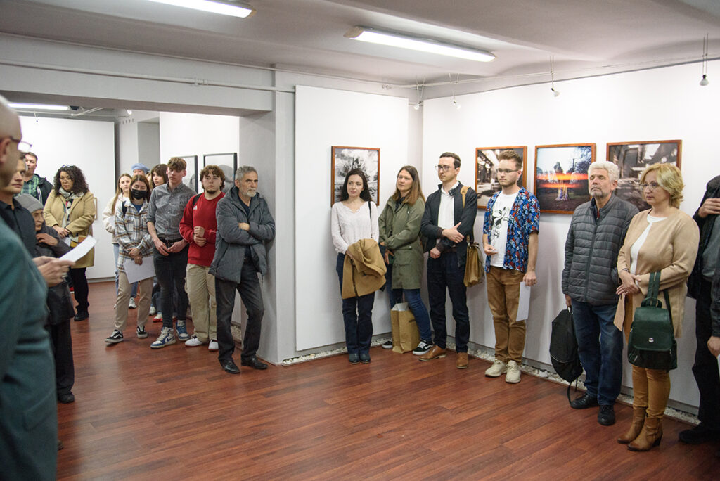 Public la vernisajul de la expoziția Q (curios, criptic, cataleptic) organizat de către Galeria Vault One & Korunk din Cluj-Napoca, în parteneriat cu revista Nophto organizează expoziția intitulată Q (curios, criptic, cataleptic) cu lucrări ale artiștilor Mira Marincaș și Havadi-Nagy-David István, curator Teff Hășmășan. Expoziția a cuprins fotografie analogică și video art.