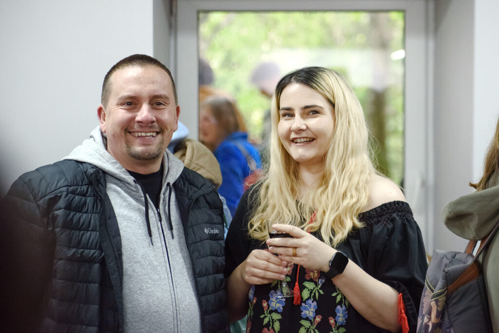 În imagine este Călin Ilea, fotograf clujean, alături de artista vizuală Mira Marincaș. Un instantaneu de atmosferă de la vernisajul expoziției Q (curios, criptic, cataleptic) organizat de către Galeria Vault One & Korunk din Cluj-Napoca, în partneriat cu revista de fotografie Nophto cu lucrări ale artiștilor Mira Marincaș și Havadi-Nagy-David István, curator Teff Hășmășan.