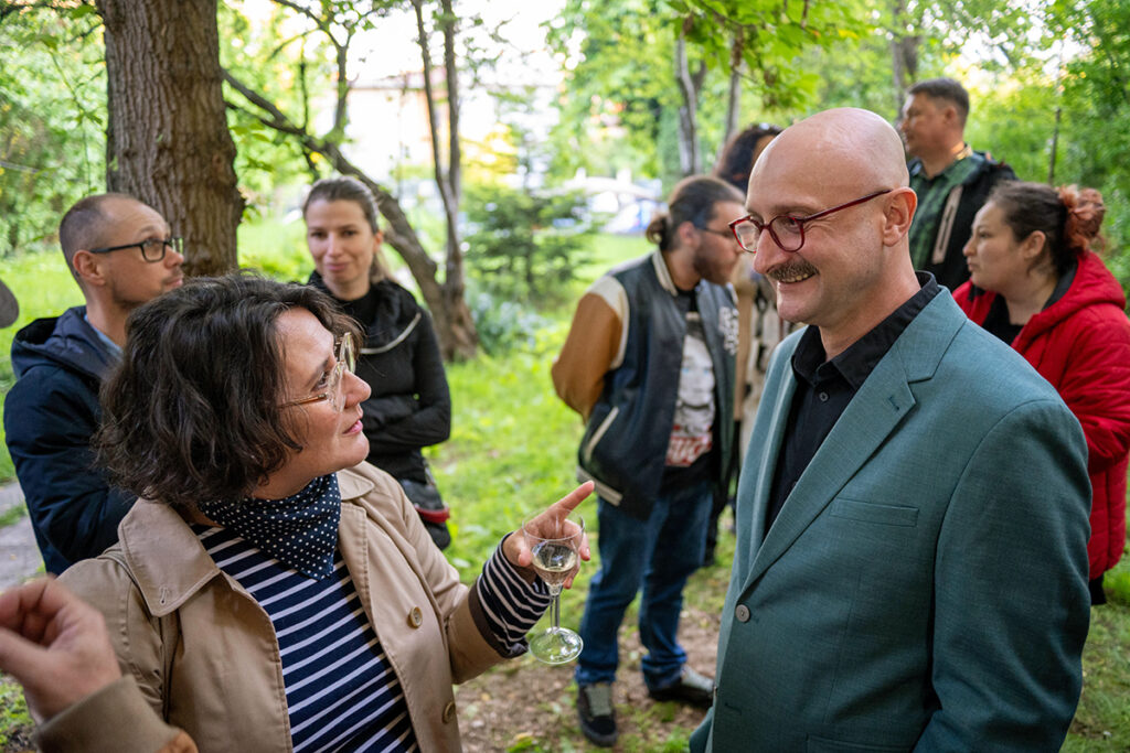 În imagine este artista Alina Staicu, alături de artistul vizual Havadi-Nagy-David István. Un instantaneu de atmosferă de la vernisajul expoziției Q (curios, criptic, cataleptic) organizat de către Galeria Vault One & Korunk din Cluj-Napoca, în partneriat cu revista de fotografie Nophto cu lucrări ale artiștilor Mira Marincaș și Havadi-Nagy-David István, curator Teff Hășmășan.