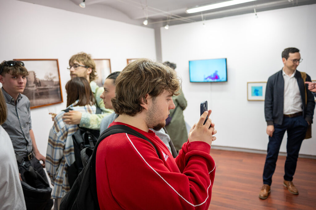 Un instantaneu de atmosferă de la expoziția Q (curios, criptic, cataleptic) organizat de către Galeria Vault One & Korunk din Cluj-Napoca, în parteneriat cu revista Nophto organizează expoziția intitulată Q (curios, criptic, cataleptic) cu lucrări ale artiștilor Mira Marincaș și Havadi-Nagy-David István, curator Teff Hășmășan. Expoziția a cuprins fotografie analogică și video art. Tineri care testează o aplicație de catalogare a lucrărilor din expoziție.