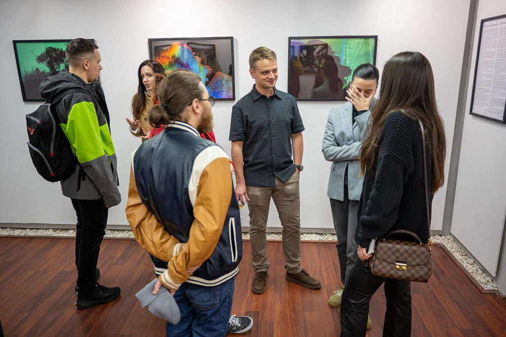 Un instantaneu de atmosferă de la expoziția Q (curios, criptic, cataleptic) organizat de către Galeria Vault One & Korunk din Cluj-Napoca, în parteneriat cu revista Nophto organizează expoziția intitulată Q (curios, criptic, cataleptic) cu lucrări ale artiștilor Mira Marincaș și Havadi-Nagy-David István, curator Teff Hășmășan. Expoziția a cuprins fotografie analogică și video art. În prim plan proprietarul galeriei, pictorul Bába István.